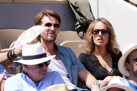 Philippe Lacheau et sa compagne Elodie Fontan en tribunes lors des Internationaux de France de tennis de Roland Garros 2023 à Paris, France, le 3 juin 2023. © Moreau-Jacovides/Bestimage