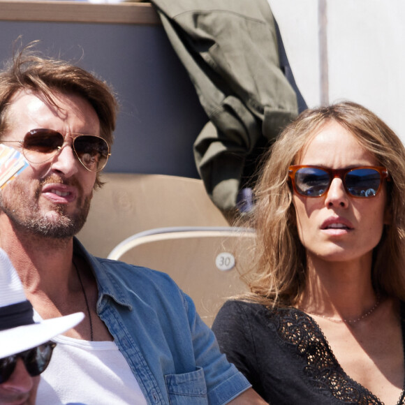 Philippe Lacheau et sa compagne Elodie Fontan en tribunes lors des Internationaux de France de tennis de Roland Garros 2023 à Paris, France, le 3 juin 2023. © Moreau-Jacovides/Bestimage