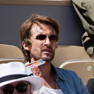 Philippe Lacheau et sa compagne Elodie Fontan en tribunes lors des Internationaux de France de tennis de Roland Garros 2023 à Paris, France, le 3 juin 2023. © Moreau-Jacovides/Bestimage