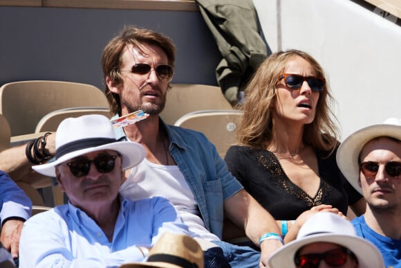 Philippe Lacheau et sa compagne Elodie Fontan en tribunes lors des Internationaux de France de tennis de Roland Garros 2023 à Paris, France, le 3 juin 2023. © Moreau-Jacovides/Bestimage