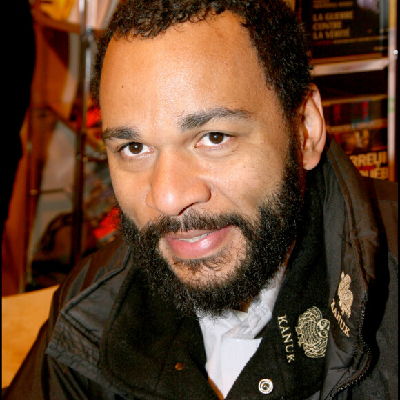 Dieudonné au Salon du Livre à la Porte de Versailles, à Paris, en 2007.
© Coadic Guirec / Bestimage