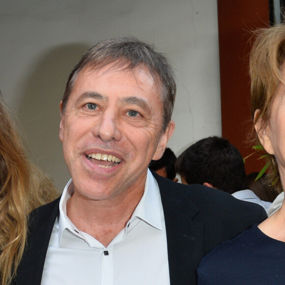 Mère et fille partagent la même passion pour le cinéma.
Louis-Michel Colla, Nathalie Baye et sa fille Laura Smet à la générale de la pièce "Ça coule de source" écrite par L. M. Colla au théâtre de la Gaîté-Montparnasse à Paris, le 30 mai 2017.
© Coadic Guirec/Bestimage