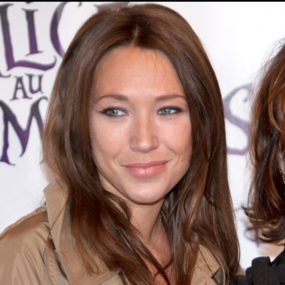 Laura Smet et Nathalie Baye à l'avant-première du spectacle "Alice au pays des merveilles", au théâtre Mogador à Paris, le 15 mars 2010.
© Lionel Urman / Bestimage