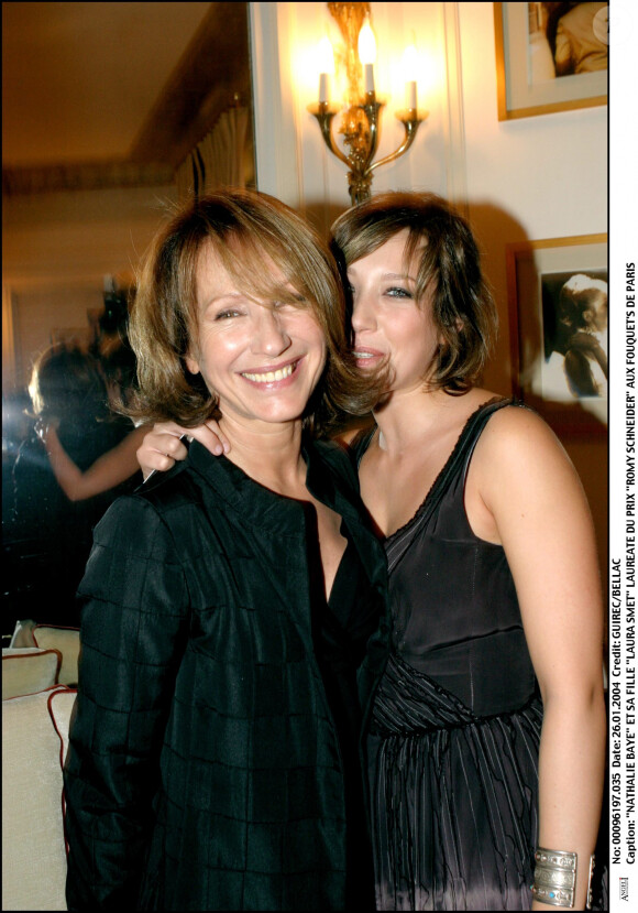 Laura Smet et Nathalie Baye au prix Romy Shneider aux Fouquet's de Paris, le 27 janvier 2004.
© Guirec-Bellak / Bestimage