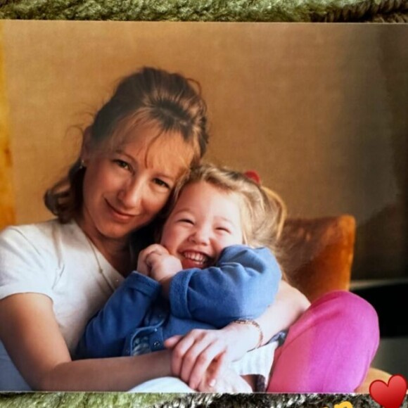 Laura Smet et partagé une adorable photo d'elle, enfant, aux côtés de Nathalie Baye, dimanche 4 juin 2023.
Laura Smet et sa maman, sur Instagram, le 4 juin 2023
© Instagram