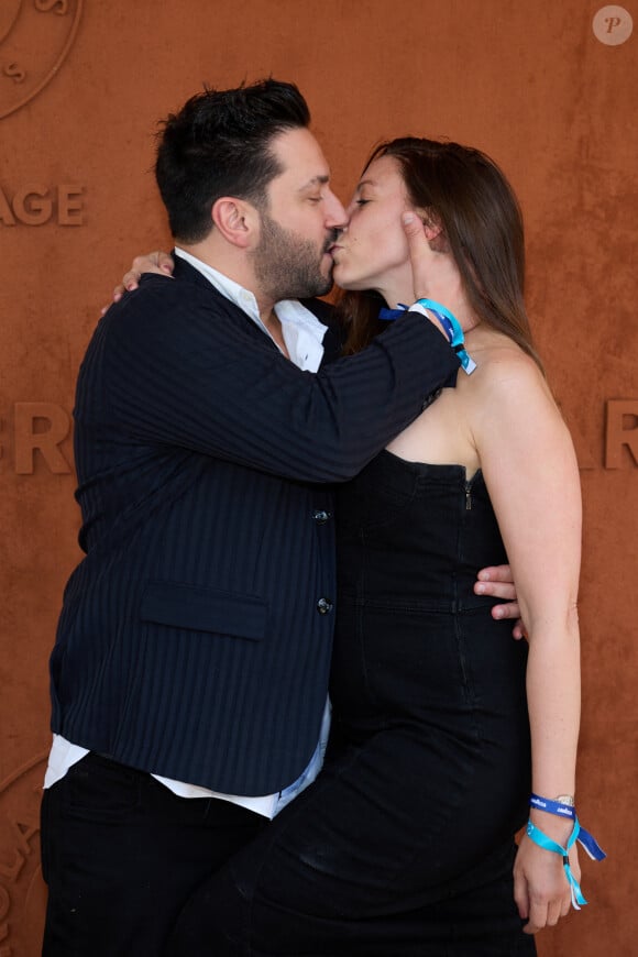 Denny Imbroisi et Silvia Notargiacomo se sont embrassés langoureusement face aux photographes.
Denny Imbroisi et Silvia Notargiacomo au village lors des Internationaux de France de tennis de Roland-Garros, à Paris, dimanche 4 juin 2023.
© Moreau-Jacovides/Bestimage