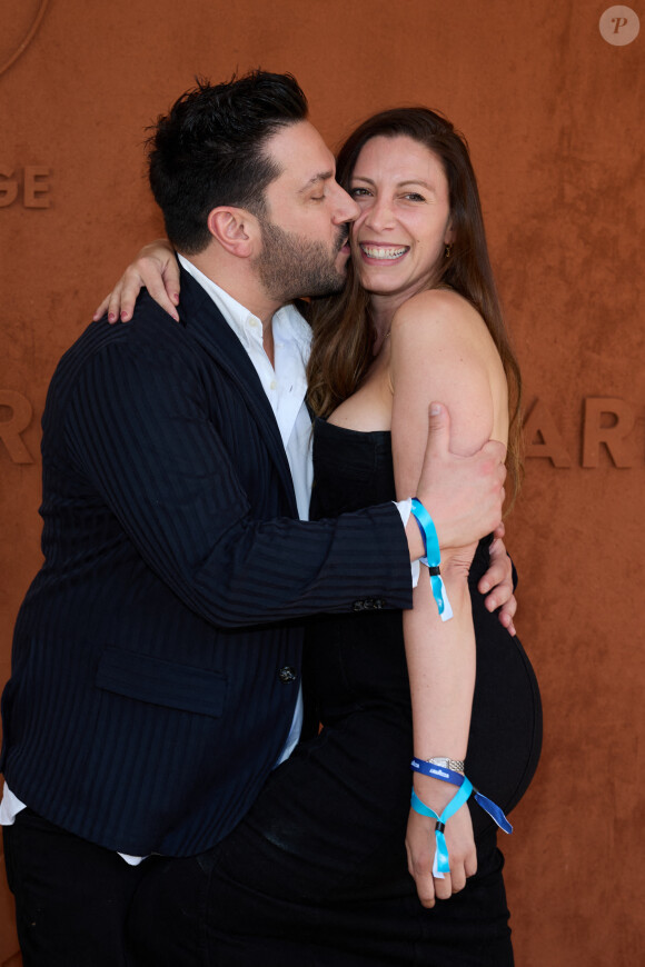 Denny Imbroisi et Silvia Notargiacomo plus amoureux que jamais.
Denny Imbroisi et Silvia Notargiacomo au village lors des Internationaux de France de tennis de Roland-Garros, à Paris, dimanche 4 juin 2023.
© Moreau-Jacovides/Bestimage