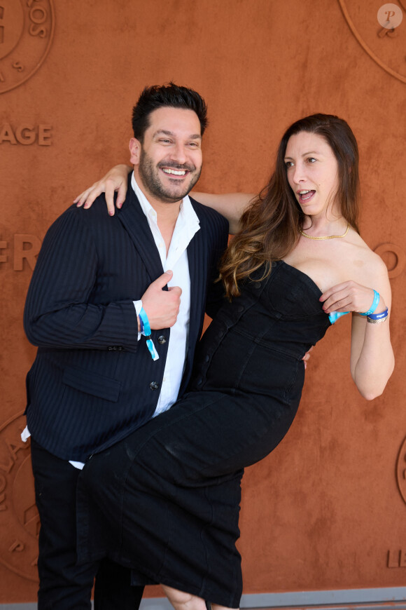 Denny Imbroisi et Silvia Notargiacomo tout sourire au village lors des Internationaux de France de tennis de Roland Garros 2023, à Paris, France, le 4 juin 2023.
© Moreau-Jacovides/Bestimage