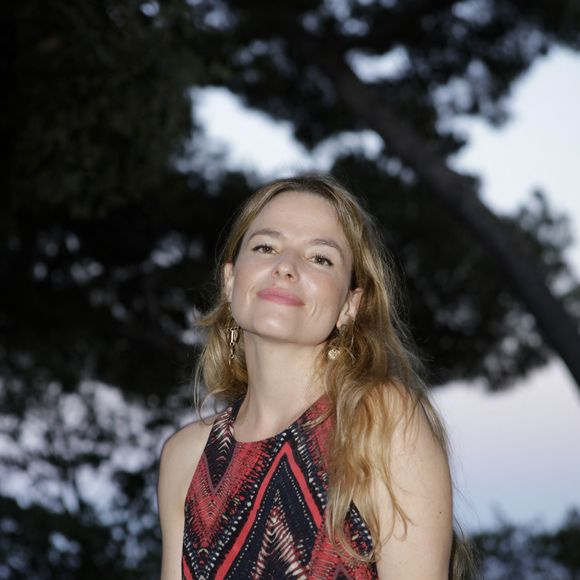 "Peu de gens le savent, mais je suis séparée d'Arthur. Cela fait quelque temps déjà. On s'entend très bien et on a refait nos vies."
Cécilia Cara lors de la soirée de gala Enfant Star & Match au club bouliste du Rocher à Monaco, le 10 juillet 2021. © JLPPA/Bestimage
