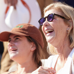 Puisqu'elle est pour rappel fraichement séparée du Maire de Troyes Francois Baroin.
Michèle Laroque et sa fille Oriane Deschamps en tribunes lors des Internationaux de France de tennis de Roland Garros 2023, à Paris, France, le 5 juin 2023. © Cyril Moreau/Bestimage 