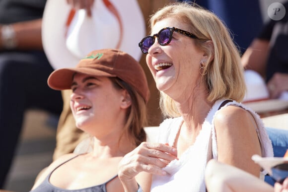 Michèle Laroque et sa fille Oriane Deschamps en tribunes lors des Internationaux de France de tennis de Roland Garros 2023, à Paris, France, le 5 juin 2023. © Cyril Moreau/Bestimage 
