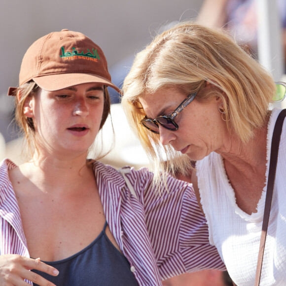 Une sortie en tant que mère donc pour Michèle Laroque, mais aussi en tant que célibataire. 
Michèle Laroque et sa fille Oriane Deschamps en tribunes lors des Internationaux de France de tennis de Roland Garros 2023, à Paris, France, le 5 juin 2023. © Cyril Moreau/Bestimage 