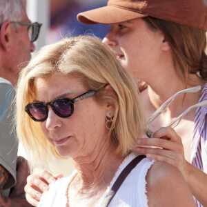 Une jeune femme de 27 ans née de sa précédente union avec le metteur en scène Dominique Deschamps.
Michèle Laroque et sa fille Oriane Deschamps en tribunes lors des Internationaux de France de tennis de Roland Garros 2023, à Paris, France, le 5 juin 2023. © Cyril Moreau/Bestimage 