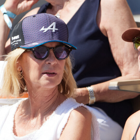 Michèle Laroque était radieuse ce lundi à Roland-Garros en compagnie de sa fille Oriane.
Michèle Laroque et sa fille Oriane Deschamps en tribunes lors des Internationaux de France de tennis de Roland Garros à Paris, France. © Cyril Moreau/Bestimage 