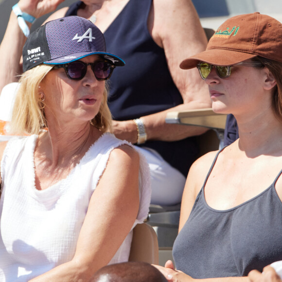 Michèle Laroque et sa fille Oriane Deschamps en tribunes lors des Internationaux de France de tennis de Roland Garros 2023, à Paris, France, le 5 juin 2023. © Cyril Moreau/Bestimage 