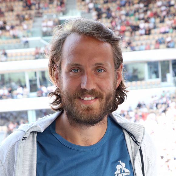 Le tennisman français a réussi un beau retour à Roland-Garros cette année
Exclusif - Lucas Pouille (joueur de tennis) - Plateau de France Télévision lors des Internationaux de France de Tennis de Roland Garros 2023 - Jour 2 à Paris le 29 Mai 2023. © Bertrand Rindoff / Bestimage