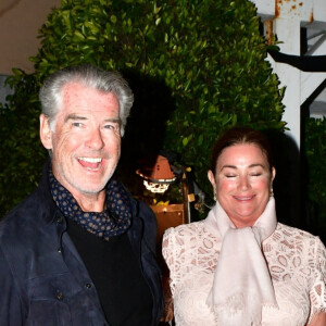 Marié à Keely Shave Smith depuis 2001, Pierce Brosnan déclare sans arrêt son amour fou à son épouse.
Exclusif - Pierce Brosnan est allé dîner avec sa femme Keely Shaye Smith au restaurant "Giorgio Baldi" à Los Angeles le 17 mai 2023.