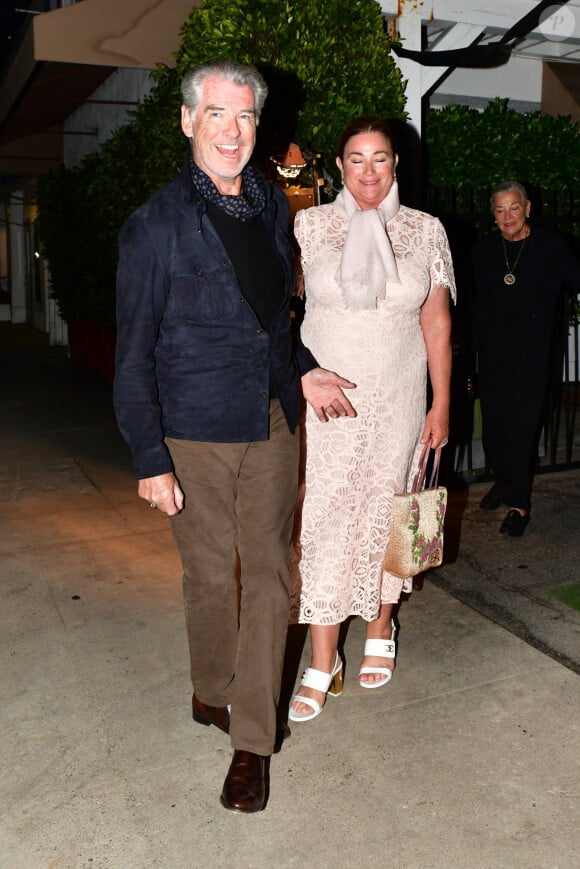 Marié à Keely Shave Smith depuis 2001, Pierce Brosnan déclare sans arrêt son amour fou à son épouse.
Exclusif - Pierce Brosnan est allé dîner avec sa femme Keely Shaye Smith au restaurant "Giorgio Baldi" à Los Angeles le 17 mai 2023.