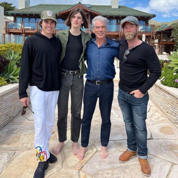 Pierce Brosnan entouré de ses trois fils : Sean, Dylan et Christopher.