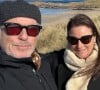Sur cette image, l'acteur torse nu enlace sa compagne, vêtue d'un maillot de bain et d'une robe à crochets.
Pierce Brosnan et son épouse Keely. Instagram. Le 13 mars 2023.
