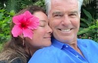 PHOTO Pierce Brosnan avec sa femme Keely : peau nue et maillot de bain, l'acteur publie une image sensuelle
