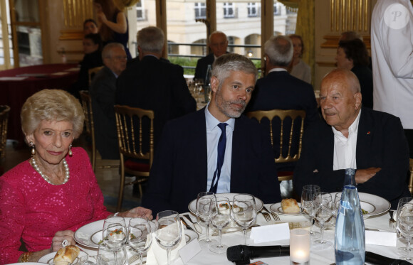 Le Président de la Région Auvergne – Rhône-Alpes a été convié au dîner au Cercle de la Revue des Deux Mondes a été orchestré par Marc Ladreit de Lacharrière.
Exclusif - Hélène Carrère d'Encausse, Secrétaire perpétuel de l'Académie française, Laurent Wauquiez, Marc Ladreit de Lacharrière - Mercredi 31 mai 2023, le dîner du Cercle de la Revue des Deux Mondes, orchestré par Marc Ladreit de Lacharrière, s'est réuni au Cercle de l'Union Interalliée en l'honneur de Laurent Wauquiez (Président de la Région Auvergne – Rhône-Alpes). © Marc Ausset-Lacroix / Bestimage