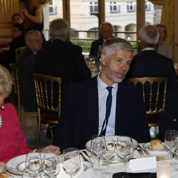 Le Président de la Région Auvergne – Rhône-Alpes a été convié au dîner au Cercle de la Revue des Deux Mondes a été orchestré par Marc Ladreit de Lacharrière.
Exclusif - Hélène Carrère d'Encausse, Secrétaire perpétuel de l'Académie française, Laurent Wauquiez, Marc Ladreit de Lacharrière - Mercredi 31 mai 2023, le dîner du Cercle de la Revue des Deux Mondes, orchestré par Marc Ladreit de Lacharrière, s'est réuni au Cercle de l'Union Interalliée en l'honneur de Laurent Wauquiez (Président de la Région Auvergne – Rhône-Alpes). © Marc Ausset-Lacroix / Bestimage