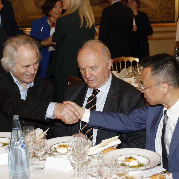 Franz-Olivier Giesbert était également présent. 
 
Exclusif - Franz-Olivier Giesbert, Général Jean-Louis Georgelin et Lu Shaye, ambassadeur de Chine en France - Mercredi 31 mai 2023, le dîner du Cercle de la Revue des Deux Mondes, orchestré par Marc Ladreit de Lacharrière, s'est réuni au Cercle de l'Union Interalliée en l'honneur de Laurent Wauquiez (Président de la Région Auvergne – Rhône-Alpes). © Marc Ausset-Lacroix / Bestimage