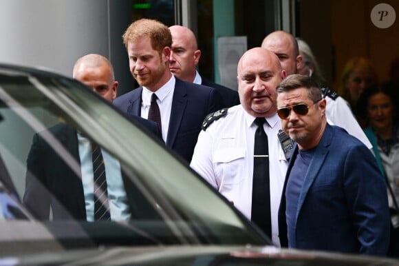 Le prince Harry, duc de Sussex, à la sortie de la la Haute Cour de Londres pour témoigner contre un tabloïd accusé de piratage de messageries téléphoniques. C'est la première apparition d'un membre de la famille royale à la barre en plus d'un siècle, à Londres, Royaume Uni, le 6 juin 2023.