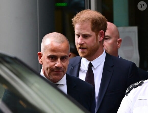 Le prince Harry, duc de Sussex, à la sortie de la la Haute Cour de Londres pour témoigner contre un tabloïd accusé de piratage de messageries téléphoniques. C'est la première apparition d'un membre de la famille royale à la barre en plus d'un siècle, à Londres, Royaume Uni, le 6 juin 2023.