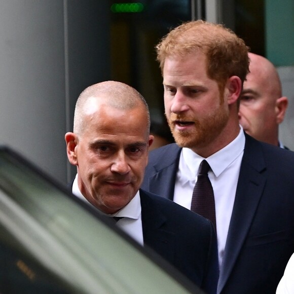Le prince Harry, duc de Sussex, à la sortie de la la Haute Cour de Londres pour témoigner contre un tabloïd accusé de piratage de messageries téléphoniques. C'est la première apparition d'un membre de la famille royale à la barre en plus d'un siècle, à Londres, Royaume Uni, le 6 juin 2023.