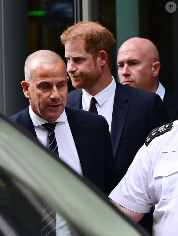 Le prince Harry, duc de Sussex, à la sortie de la la Haute Cour de Londres pour témoigner contre un tabloïd accusé de piratage de messageries téléphoniques. C'est la première apparition d'un membre de la famille royale à la barre en plus d'un siècle, à Londres, Royaume Uni, le 6 juin 2023.