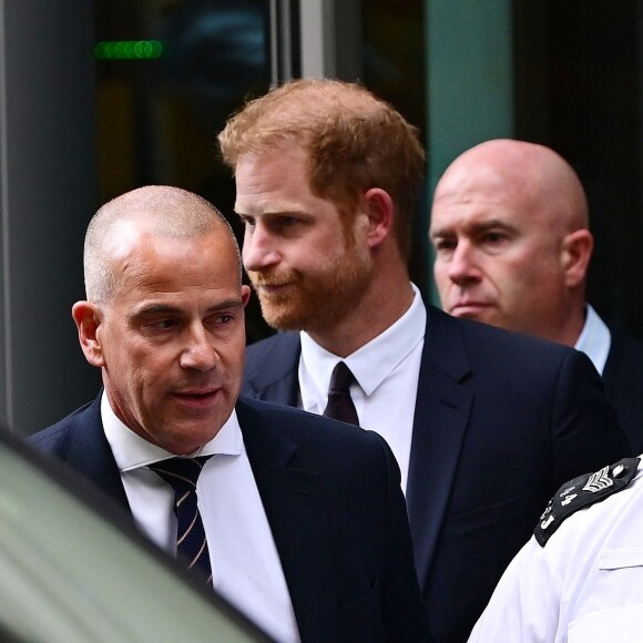 Le prince Harry, duc de Sussex, à la sortie de la la Haute Cour de Londres pour témoigner contre un tabloïd accusé de piratage de messageries téléphoniques. C'est la première apparition d'un membre de la famille royale à la barre en plus d'un siècle, à Londres, Royaume Uni, le 6 juin 2023.