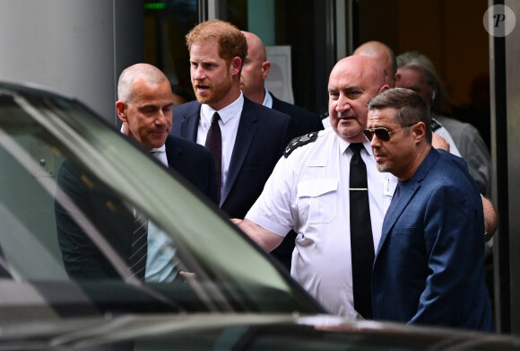 Le prince Harry, duc de Sussex, à la sortie de la la Haute Cour de Londres pour témoigner contre un tabloïd accusé de piratage de messageries téléphoniques. C'est la première apparition d'un membre de la famille royale à la barre en plus d'un siècle, à Londres, Royaume Uni, le 6 juin 2023.