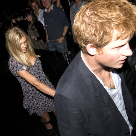 Il accuse les tabloïds d'avoir poussé sa compagne de l'époque Chelsy Davy à fuir leur relation, trop difficile face à la pression des médias
Le prince Harry et Chelsy Davy à Londres en 2008