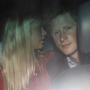 Le prince Harry et Chelsy Davy à Londres en 2007 quittant une soirée