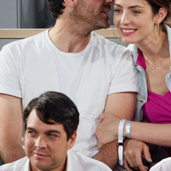 Camille Combal et sa femme Marie en tribunes lors des Internationaux de France de tennis de Roland Garros 2023, à Paris, France, le 6 juin 2023. © Jacovides-Moreau/Bestimage