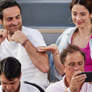 Camille Combal et sa femme Marie en tribunes lors des Internationaux de France de tennis de Roland Garros 2023, à Paris, France, le 6 juin 2023. © Jacovides-Moreau/Bestimage