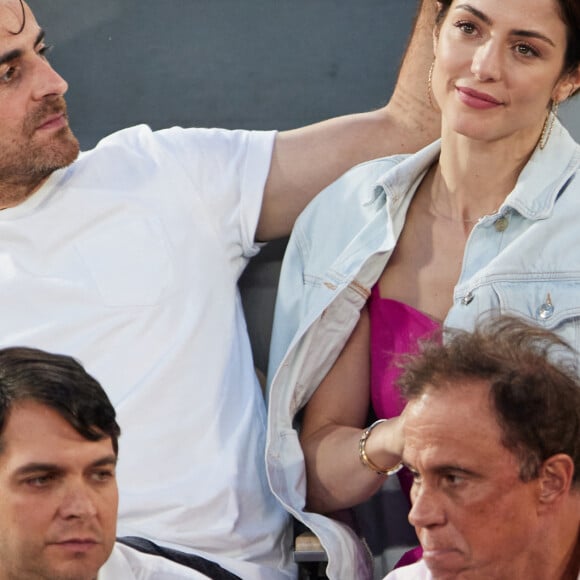 Camille Combal et sa femme Marie en tribunes lors des Internationaux de France de tennis de Roland Garros 2023, à Paris, France, le 6 juin 2023. © Jacovides-Moreau/Bestimage