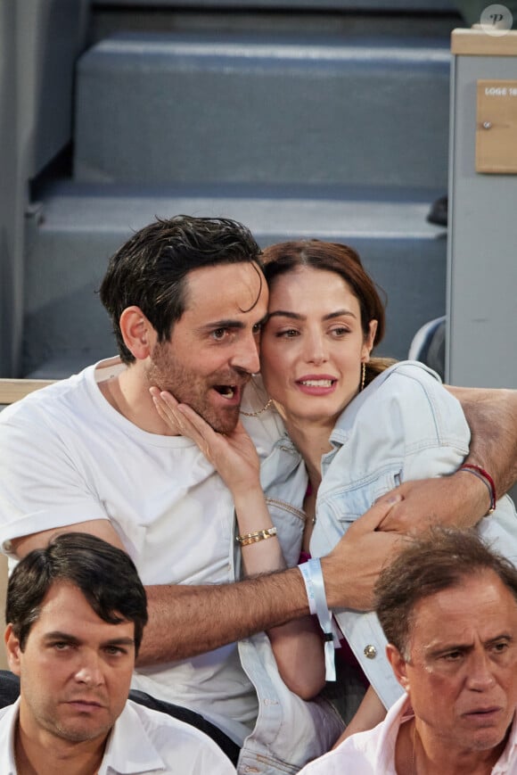 Camille Combal et sa femme Marie en tribunes lors des Internationaux de France de tennis de Roland Garros 2023, à Paris, France, le 6 juin 2023. © Jacovides-Moreau/Bestimage