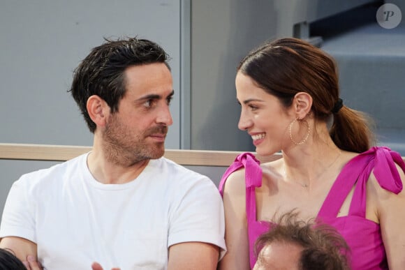 Camille Combal et sa femme Marie en tribunes lors des Internationaux de France de tennis de Roland Garros 2023, à Paris, France, le 6 juin 2023. © Jacovides-Moreau/Bestimage