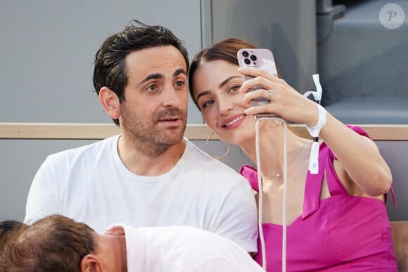 Camille Combal et sa femme Marie en tribunes lors des Internationaux de France de tennis de Roland Garros 2023, à Paris, France, le 6 juin 2023. © Jacovides-Moreau/Bestimage