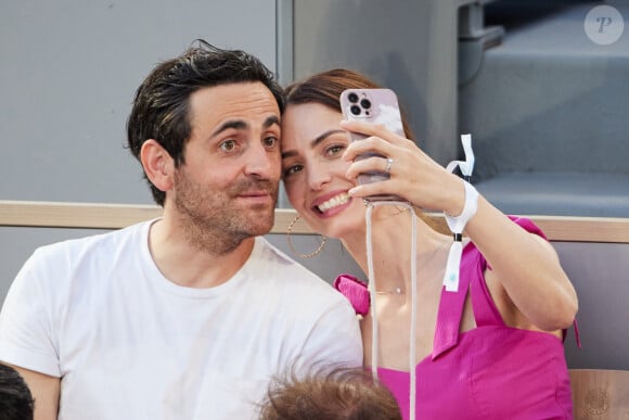 Camille Combal et sa femme Marie en tribunes lors des Internationaux de France de tennis de Roland Garros 2023, à Paris, France, le 6 juin 2023. © Jacovides-Moreau/Bestimage