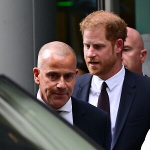 Le prince Harry, duc de Sussex, à la sortie de la la Haute Cour de Londres pour témoigner contre un tabloïd accusé de piratage de messageries téléphoniques. C'est la première apparition d'un membre de la famille royale à la barre en plus d'un siècle, à Londres, Royaume Uni, le 6 juin 2023. 