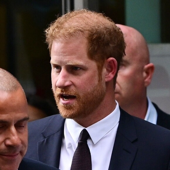 Le prince Harry, duc de Sussex, à la sortie de la la Haute Cour de Londres pour témoigner contre un tabloïd accusé de piratage de messageries téléphoniques. C'est la première apparition d'un membre de la famille royale à la barre en plus d'un siècle, à Londres, Royaume Uni, le 6 juin 2023. 