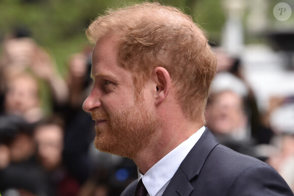 Le prince Harry, duc de Sussex, arrive devant la Haute Cour de Londres pour témoigner contre un tabloïd accusé de piratage de messageries téléphoniques. C'est la première apparition d'un membre de la famille royale à la barre en plus d'un siècle. Londres, le 6 juin 2023. 