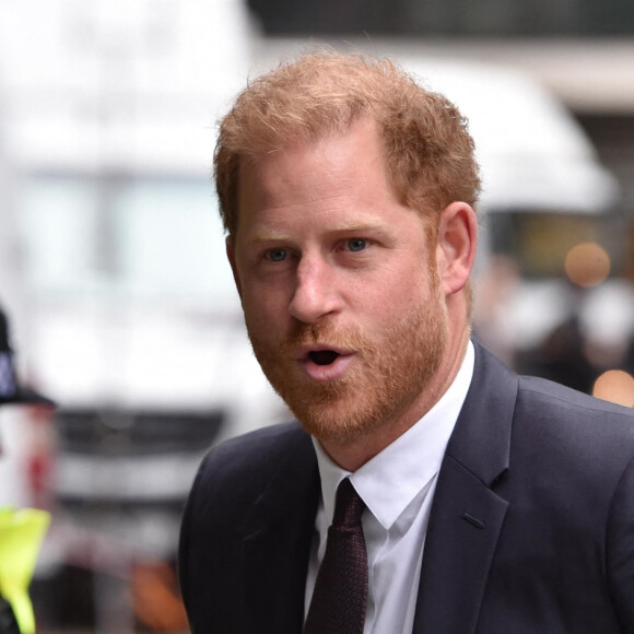 Il les a notamment accusés d'avoir révélé à tout le monde qu'il avait eu une maladie grave en 2002.
Le prince Harry, duc de Sussex, arrive devant la Haute Cour de Londres pour témoigner contre un tabloïd accusé de piratage de messageries téléphoniques. C'est la première apparition d'un membre de la famille royale à la barre en plus d'un siècle. Londres, le 6 juin 2023. 