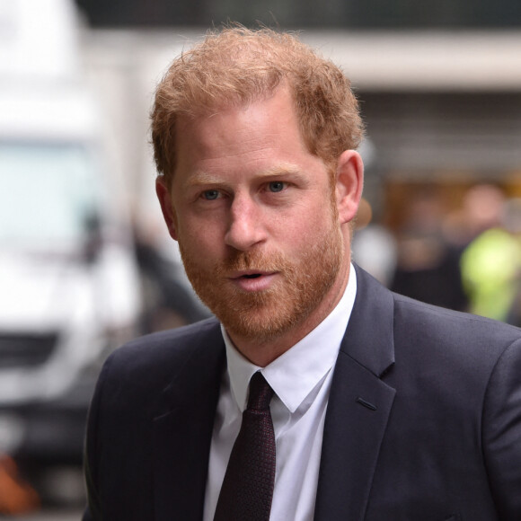 Le prince Harry a témoigné contre la presse lors d'un procès inédit.
Le prince Harry, duc de Sussex, arrive devant la Haute Cour de Londres pour témoigner contre un tabloïd accusé de piratage de messageries téléphoniques. C'est la première apparition d'un membre de la famille royale à la barre en plus d'un siècle. Londres. © Tayfun Salci/Zuma Press/Bestimage