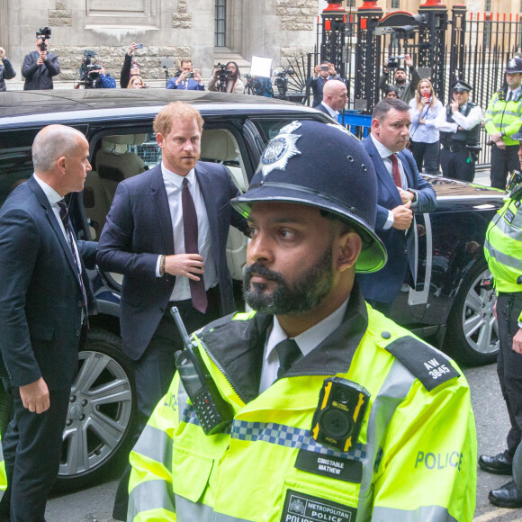 Le prince Harry, duc de Sussex, arrive devant la Haute Cour de Londres pour témoigner contre un tabloïd accusé de piratage de messageries téléphoniques. C'est la première apparition d'un membre de la famille royale à la barre en plus d'un siècle. Londres, le 6 juin 2023. © Tayfun Salci/Zuma Press/Bestimage 