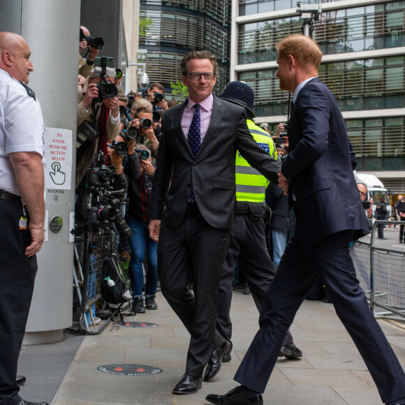 Le prince Harry, duc de Sussex, arrive devant la Haute Cour de Londres pour témoigner contre un tabloïd accusé de piratage de messageries téléphoniques. C'est la première apparition d'un membre de la famille royale à la barre en plus d'un siècle. Londres, le 6 juin 2023. © Tayfun Salci/Zuma Press/Bestimage 